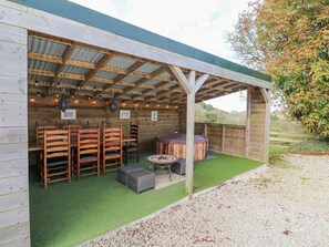 Outdoor dining - Five Elements Barn, St Agnes (Truro)