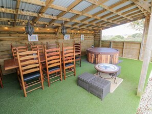 Outdoor dining - Five Elements Barn, St Agnes (Truro)