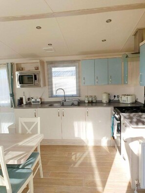 Private kitchen - Shorefield Country Park Retreat (Milford On Sea)