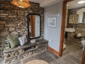 Shower - Gwyn Studio, Aberdare (Aberdare)