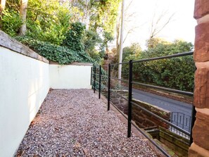 Property grounds - The Apple Store, Tarporley (Tarporley)