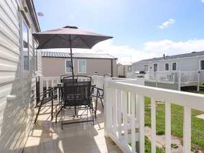 Outdoor dining - Hideaway Lodge, Abergele (Abergele)