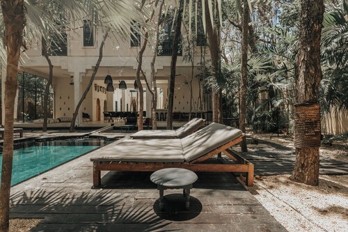 Peaceful 8-bedroom riad with AC in vibrant Tulum