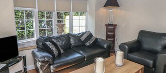 Lake side cottage, Wakefield