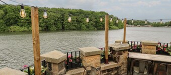 Lake side cottage, Wakefield