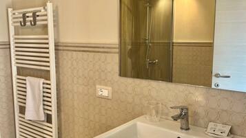 Comfort-Doppelzimmer, Balkon, Bergblick | Badezimmer