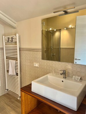 Chambre Double Confort, balcon, vue montagne | Salle de bain