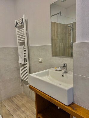 Comfort Double Room, Balcony, Hill View | Bathroom - Le Mongolfiere (Piazza)