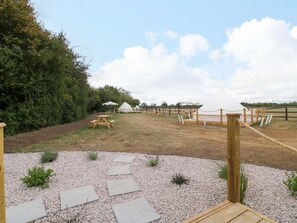 Outdoor dining - Bell 1: Modern Living in Minety (Cirencester)