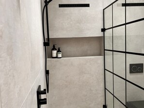 Shower - Sabi, Beeford - A Hidden Gem (Driffield)