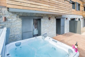 Outdoor spa tub - 5-minute walk to the slopes, terrace and jacuzzi (Morzine)