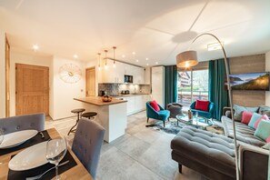 Living area - 5-minute walk to the slopes, terrace and jacuzzi (Morzine)