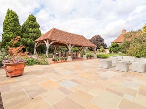 Outdoor dining - Battel Hall, Hollingbourne (Maidstone)