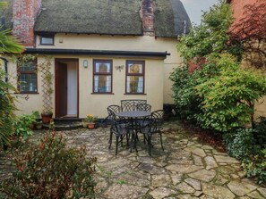 Outdoor dining - Bridge Cottage, Budleigh Salterton (Budleigh Salterton)
