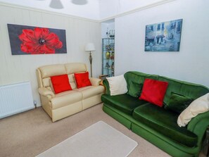 Living area - Gwylan Maisonette, Tenby (Tenby)