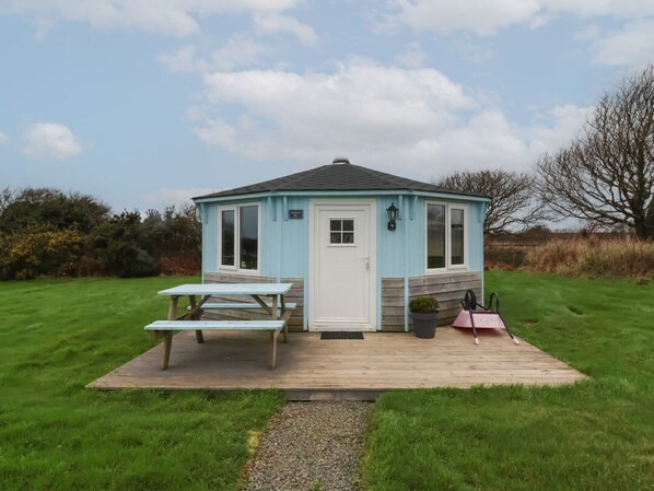 Outdoor dining - Shipload Bay, Hartland, Devon. (Bideford)