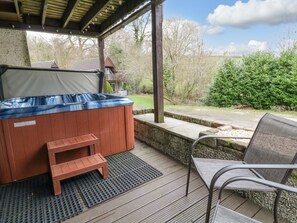 Outdoor spa tub - No 51 Valley Lodges, Gunnislake (Callington)