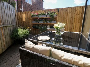 Outdoor dining - Garden Suite, Dronfield. 1bed. (Dronfield)