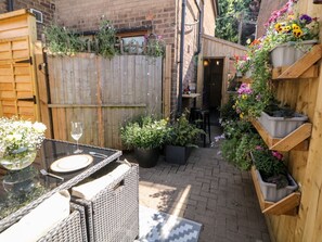 Outdoor dining - Garden Suite, Dronfield. 1bed. (Dronfield)
