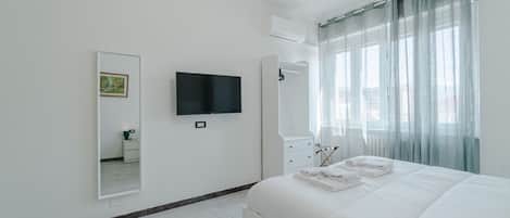1 habitación y tabla de planchar con plancha