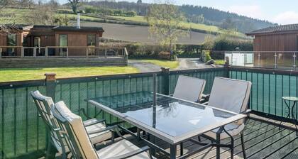 Charming Hazel Lodge in Clun