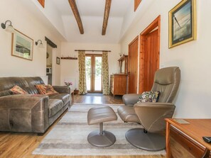Living area - Charming Kingfisher Retreat in Louth (Louth)