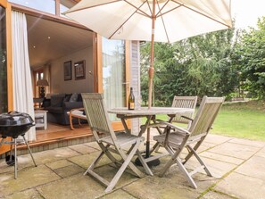Outdoor dining - GLASTON, stylish interior, open-plan, Exton (Oakham)