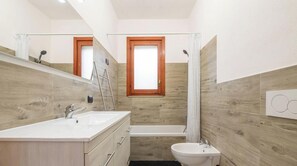 Dusche, Bidet, Handtücher, Shampoo