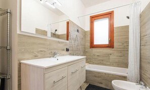 Dusche, Bidet, Handtücher, Shampoo
