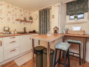 Private kitchen - Charming Willow Wood Retreat in Settle (Settle)