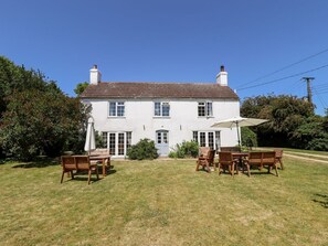 Outdoor dining - Holly Cottage, Wickenby. 5-bed (Lincoln)