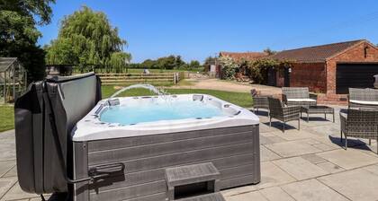 Holly Cottage, Wickenby. 5-bed