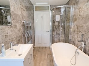 Shower - Holly Cottage, Wickenby. 5-bed (Lincoln)