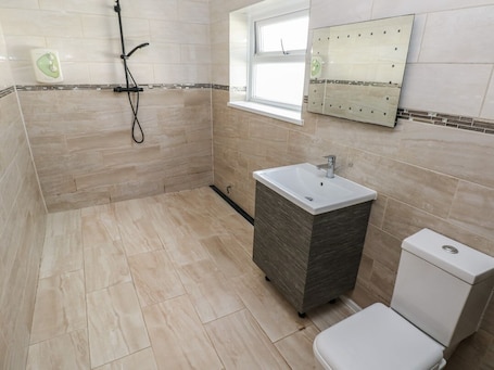 Shower. Dylan's Court, Laugharne