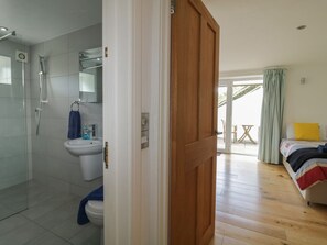 Shower - Mewstone View, Wembury (Plymouth)