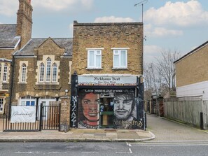 A building with a sign that reads 'Peckhams Best One Stop Shop' and a mural on the front. - Peckhamsbest Suite, Southwark, London (London)