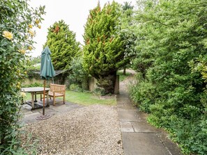 Outdoor dining - Grist Mill Cottage, Fontmell Magna (Shaftesbury)