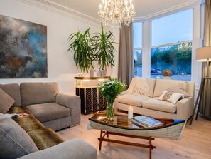 Fireplace - CLIFFHANGER: Stunning Beach Views (St. Leonards-on-Sea)
