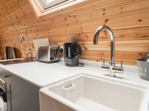 Private kitchen - Whernside: A Charming Retreat (Clitheroe)
