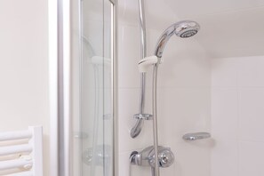 Shower - Gairn Apartment, Ballater (Ballater)