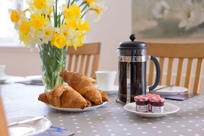 Breakfast meal - Gairn Apartment, Ballater (Ballater)