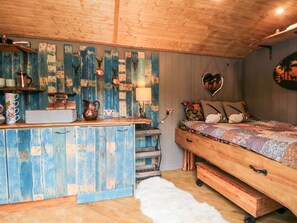 Room - The Hideaway Shepherd's Hut, Thornton-Le-Dale (Scarborough)