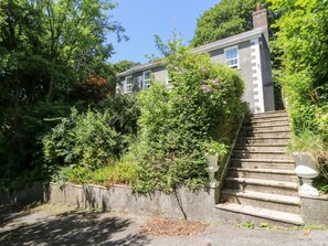 Property grounds - Ty Caredig, Pontardawe (Swansea)