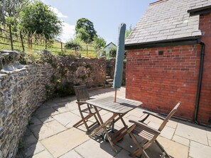 Outdoor dining - Woodpecker Cottage, Llangollen (Llangollen)