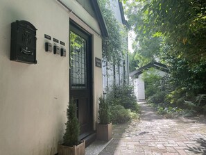 A building with a door, a mailbox, and a sign that reads 'Reception with House.' - Butlers Loft Retreat Near Biscovey (Par)