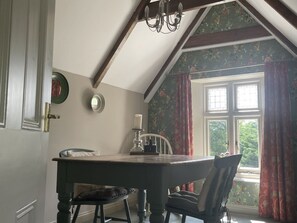 Dining - Butlers Loft Retreat Near Biscovey (Par)