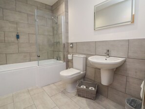 Shower - Charming Oak Barn Retreat Near Ashcroft Fm (Chester)
