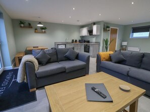 Living area - Charming Oak Barn Retreat Near Ashcroft Fm (Chester)