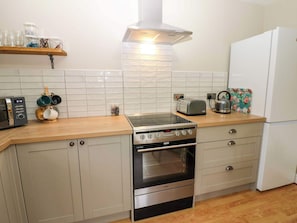 A kitchen with a stove, oven, toaster, and a microwave. - 1 Kyles Yard, Barnard Castle (Barnard Castle)