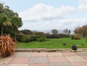 A garden with a lawn, hedges, and a variety of plants. - Summer Room, Llanbedrog, Wales (Pwllheli)